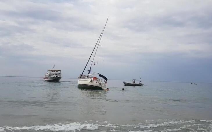 El velero varado en la playa de Levante ya ha sido remolcado hasta el puerto
