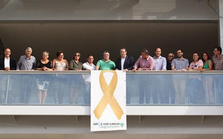 El balcón del Ayuntamiento de Benidorm luce el lazo dorado solidario con los niños con cáncer