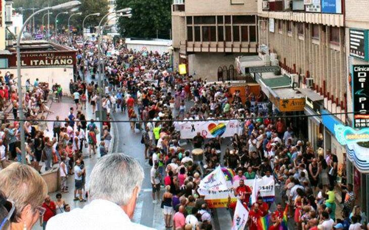 Semáforos igualitarios y un gran arcoiris en la avenida de Europa para celebrar el Orgullo de Benidorm