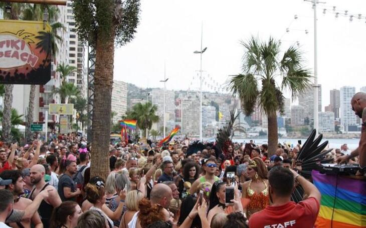 Miles de personas presencian el desfile del Pride por las calles de Benidorm a pesar de la lluvia