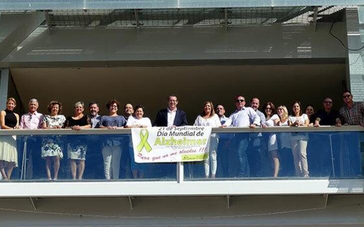 Pancarta solidaria con los enfermos de Alzheimer 