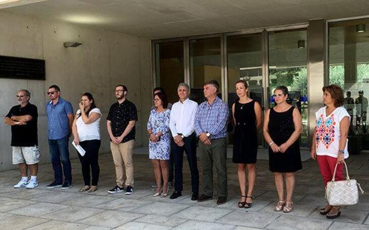 Benidorm guarda un minuto de silencio en protesta por el asesinato de una mujer en Cartagena