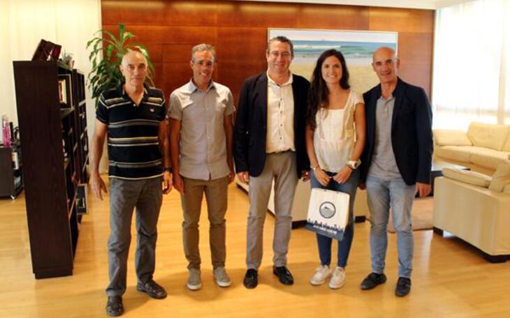 Recepción en el Ayuntamiento de Benidorm a la campeona de España de triatlón, Ángela Llorca Delaitte
