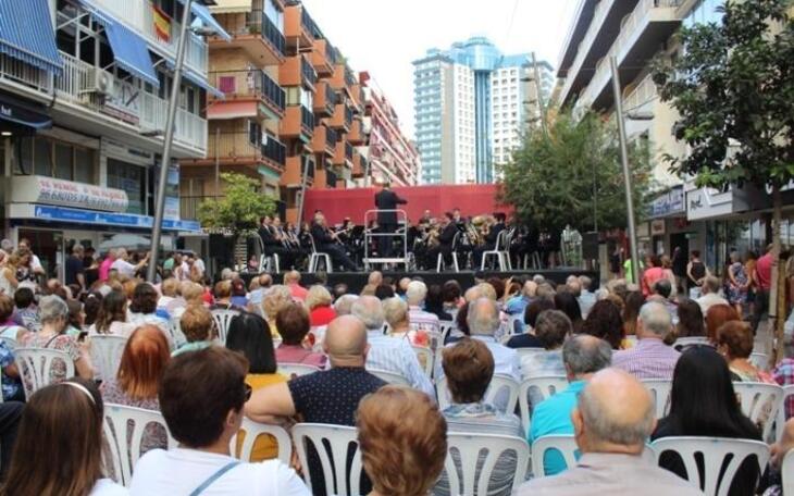 Más de 300 personas asisten al concierto de la ‘Societat Musical l’Illa de Benidorm’ en la calle Gambo