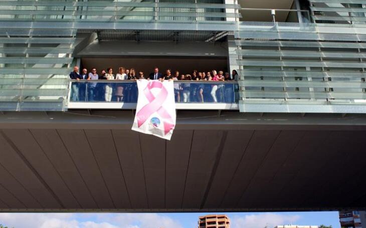 Benidorm despliega un gran lazo rosa contra el cáncer de mama