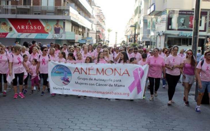 Una gran ‘marea rosa’ solidaria de Anémona concentra a más de 3.000 personas en Benidorm