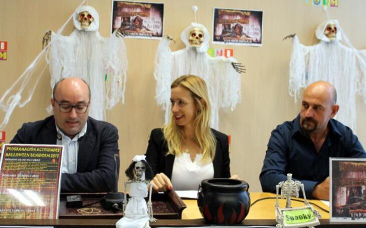 El espíritu de Halloween llega a la calle Gambo para incentivar las compras en el comercio local