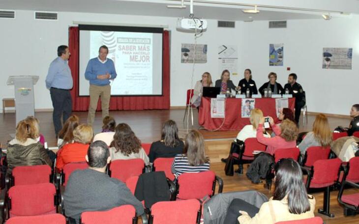 Una mesa redonda sobre cómo detectar y actuar ante el acoso escolar cierra la primera Semana de la Educación