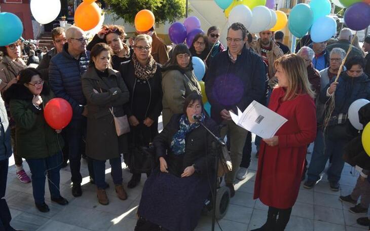 Mercadillo solidario y suelta de globos para conmemorar en Benidorm el Día Internacional de las Personas con Discapacidad