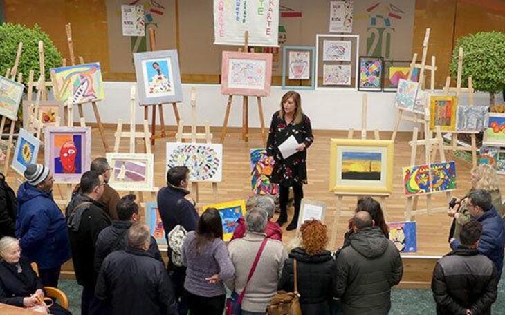 Primera exposición de pintura de los usuarios del CRIS de Benidorm en el Llorca Linares