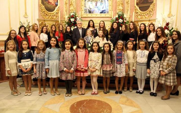 Las nuevas reinas Fátima Carrobles y Anna Calbo y su Corte de Honor se presentan ante la Virgen del Sufragio