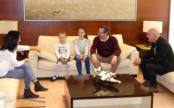 El alcalde felicita a las gimnastas Lucia González y Ksenia Makeeva, campeonas de España 