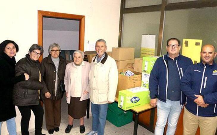 Donación navideña de la concesionaria de las playas de Benidorm a Caritas 