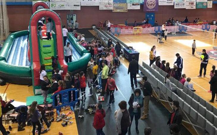 2.000 niños disfrutan de la VIII Feria Deportiva Infantil de Benidorm en el Palau d’Esports