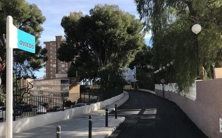 Benidorm actúa en la red de residuales de la calle Oviedo para acabar con las fugas de agua y los problemas de olores
