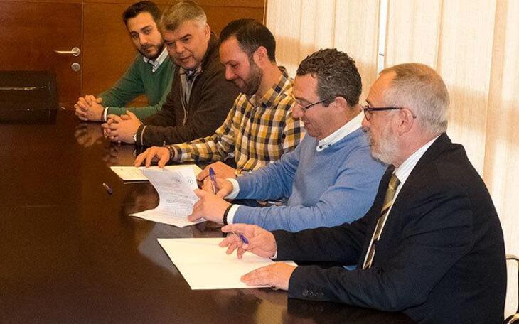 Firma del convenio de colaboración entre el Ayuntamiento y la Associació de Penyes