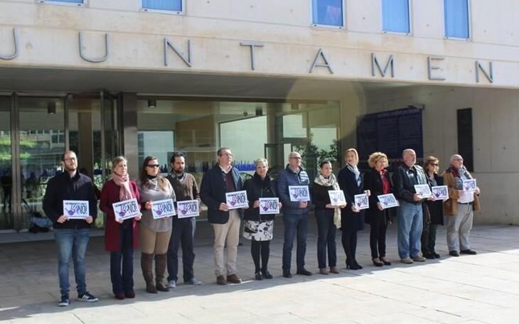 Minuto de silencio en Benidorm contra la violencia de género tras una nueva víctima en La Viñuela
