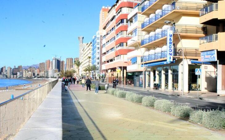Escena Urbana sustituye más de 200 baldosas dañadas del Paseo de Poniente