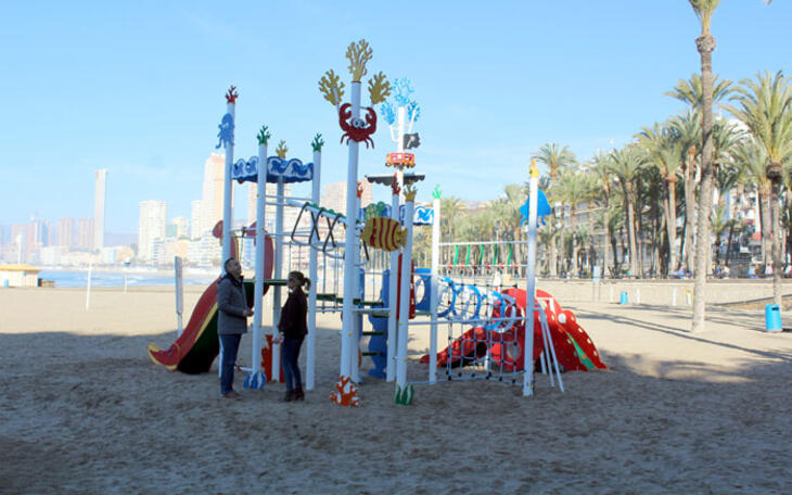 Playas instala una nueva zona infantil de juegos frente al Parque de Elche