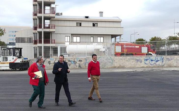 El Ayuntamiento acondiciona una parcela de 9.000 m2 como aparcamiento libre en Els Tolls