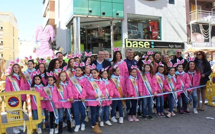 La ‘Fira de Pasqua’ inaugura con más de veinte puestos de venta de productos autóctonos para recaudar fondos para las fiestas