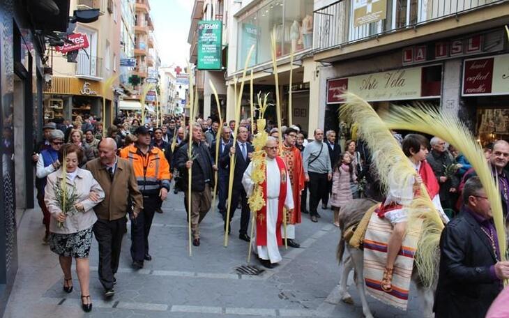 Las procesiones del Domingo de Ramos llenan de palmas las calles de Benidorm