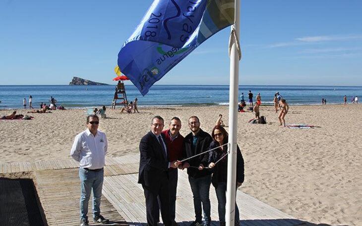 Benidorm iza sus nuevas banderas Ecoplayas que avalan la calidad de su gestión medioambiental