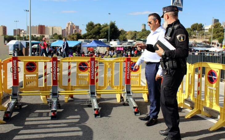 Seguridad prueba en el mercadillo municipal unas barreras móviles para impedir el acceso de vehículos a espacios públicos