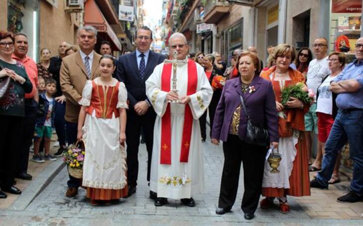 La niña Ana Ruso Berenguer recita un  verso a la Santa Creu con motivo de la Festa de la Creu