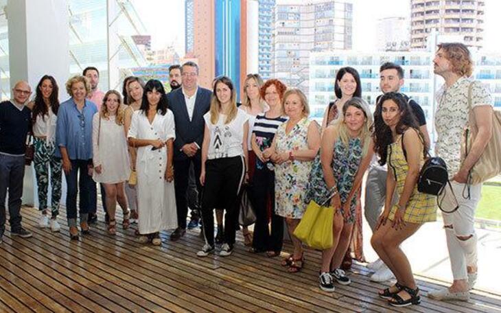 Jóvenes diseñadores de moda de baño visitan el Ayuntamiento de Benidorm 