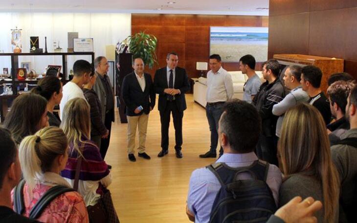 Estudiantes brasileños de un máster de la UA visitan Benidorm para conocer su modelo de gestión urbanística y del agua