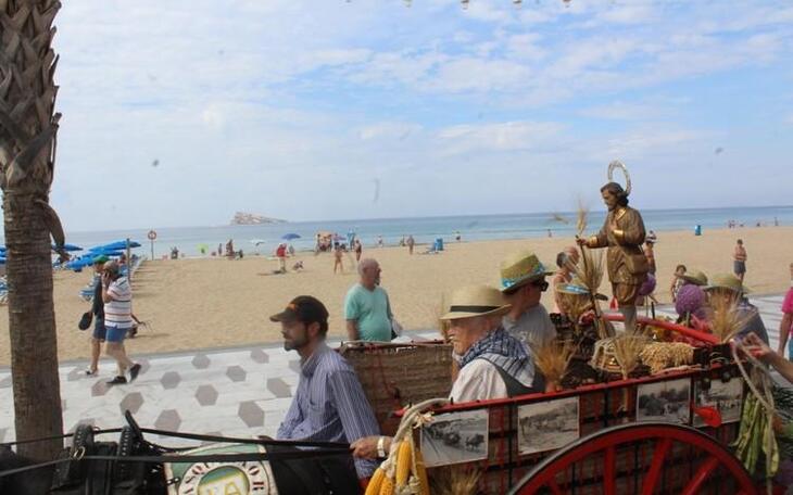 La Romería de San Isidro pasea por la playa la tradición de la huerta 