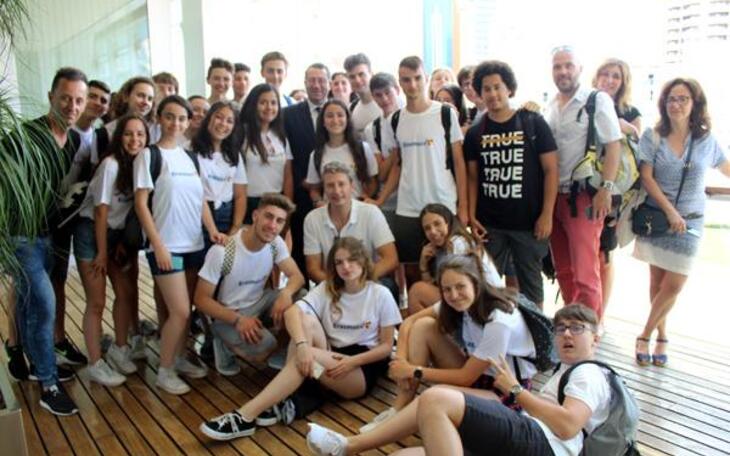 El alcalde recibe a alumnos franceses de Erasmus que estudian el Parque Natural de Serra Gelada 