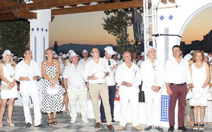 El mirador del Castillo se viste de blanco para acoger la gran noche de ‘Señorío de Benidorm’ 