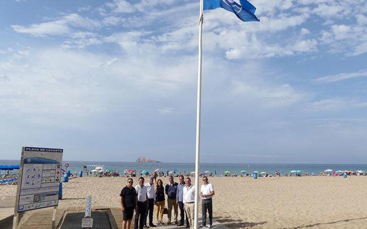 Izadas las banderas azules en las playas de Levante, Poniente y Mal Pas de Benidorm