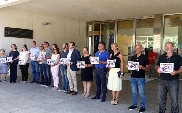 Minuto de silencio en Benidorm como repulsa a los 4 nuevos casos de violencia machista ocurridos desde el viernes