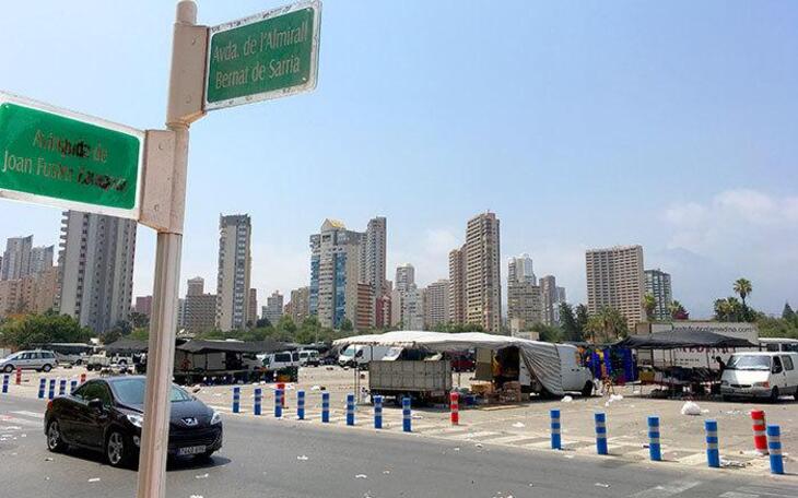 Reabierto el tráfico en la Avenida Bernat de Sarrià los días de mercadillo
