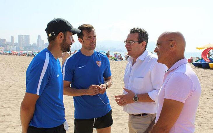 El Sevilla FC entrena en la playa de Poniente de Benidorm