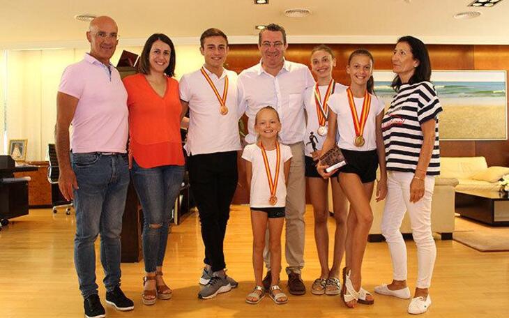 Los gimnastas de Benidorm lucen en el Ayuntamiento sus 8 medallas ganadas en el Campeonato de España
