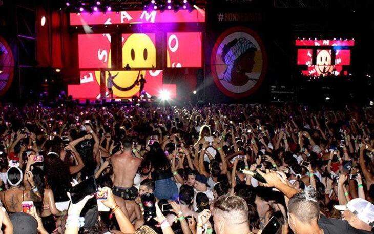 Más de 9.000 jóvenes disfrutan del Reggaeton Beach Festival en el Guillermo Amor