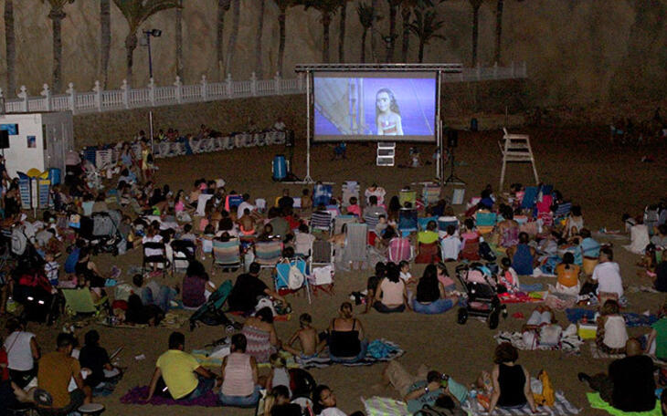 ‘Cinema a la platja’ transforma una vez más la playa del Mal Pas en sala de cine