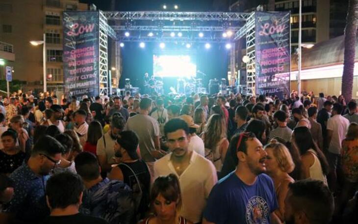 Cerca de 3.000 personas dan la bienvenida al Low Festival en la Playa de Levante