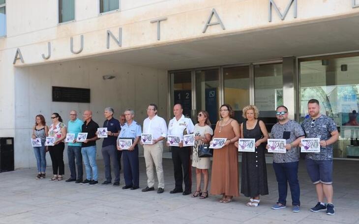 Minuto de silencio en Benidorm en memoria de la mujer asesinada en Barcelona el pasado lunes