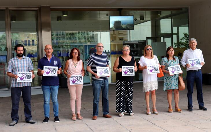Minuto de silencio en Benidorm para repudiar la violencia machista tras el asesinato de una mujer en Granada