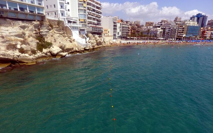 Playas instala líneas de vida en El Torrejó y el final de Tamarindos para dar más seguridad a los bañistas