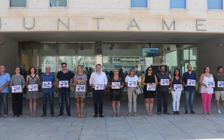 Minuto de silencio en Benidorm en memoria de la mujer asesinada por su marido en La Coruña