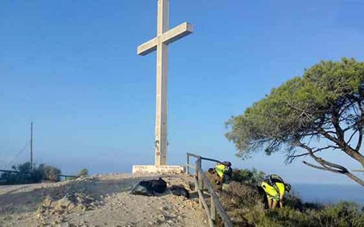Brigadas municipales limpian en el entorno del Parque Natural para prevenir inundaciones e incendios