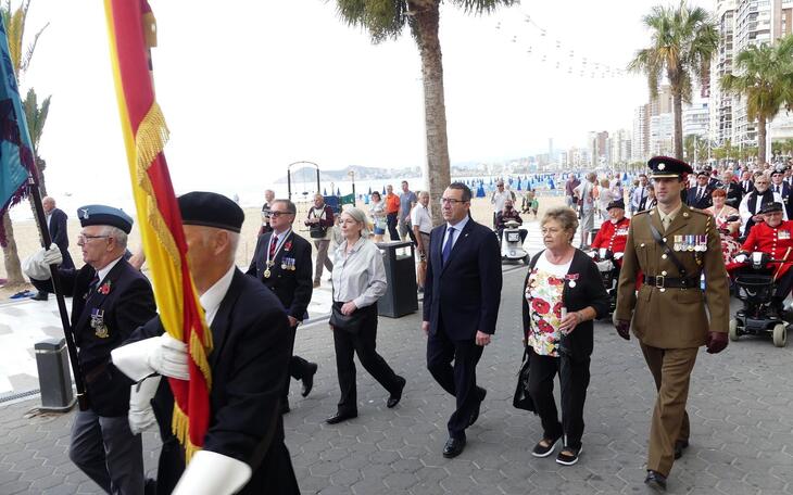 La Royal British Legion desfila por Benidorm en la conmemoración de la ‘Poppy Appeal’