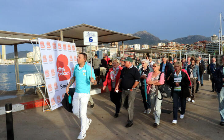 El crucero Artania realiza escala en Benidorm a bordo de un millar de turistas alemanes