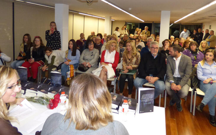 La escritora benidormense Mercedes Albert presenta ‘Equilibrio’, la última entrega de la saga ‘Ataraxia’